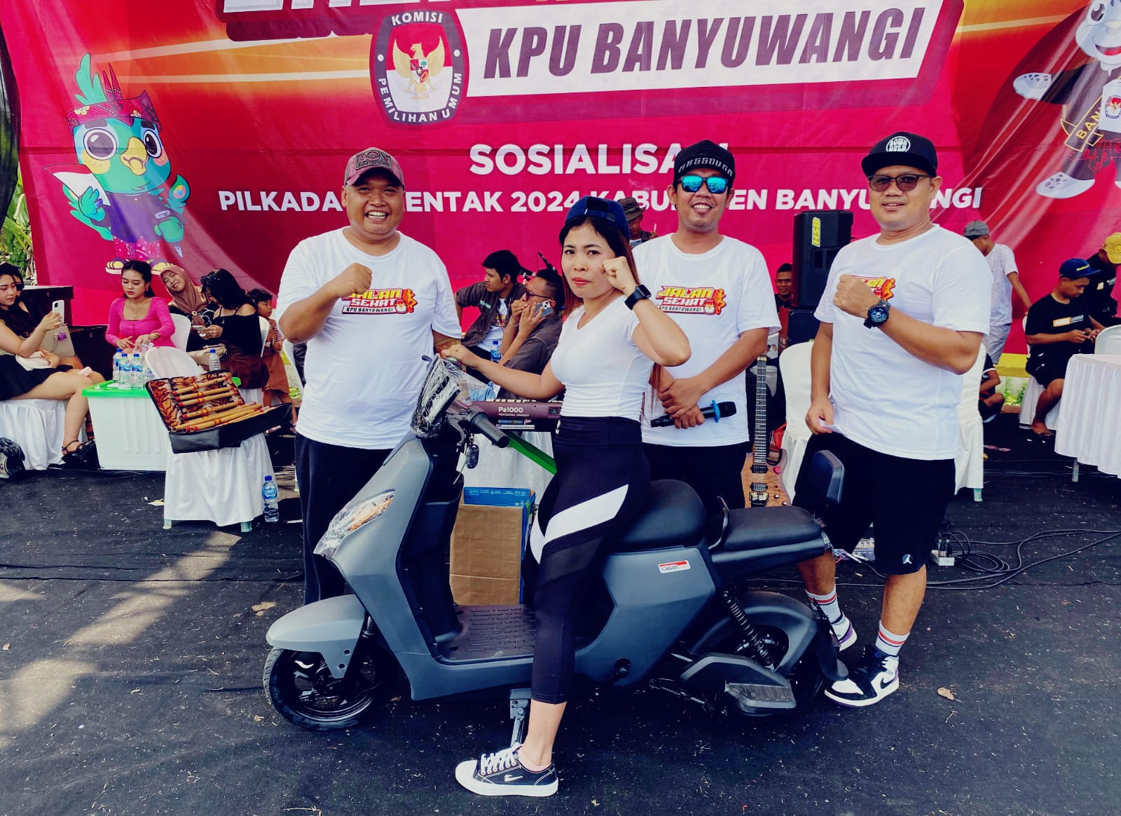 KPU Banyuwangi Sosialisasikan Calon Gubernur, Wakil Gubernur, Bupati, dan Wakil Bupati pada Acara Jalan Sehat Di Sambimulyo