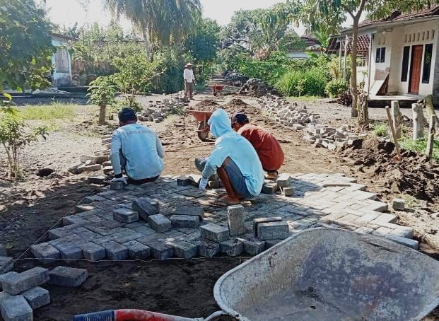 Pavingisasi Jalan Barat TPU Sambirejo Sambimulyo Dimulai