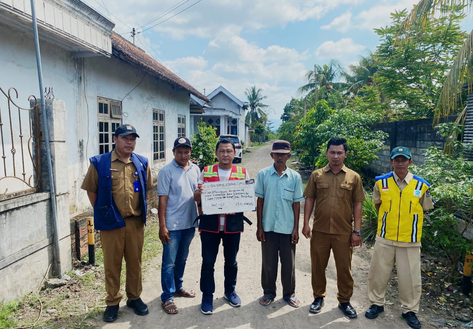 Dinas PU Kabupaten Banyuwangi Lakukan MC 0 Pavingisasi di Pure Kedungrejo Kebarat