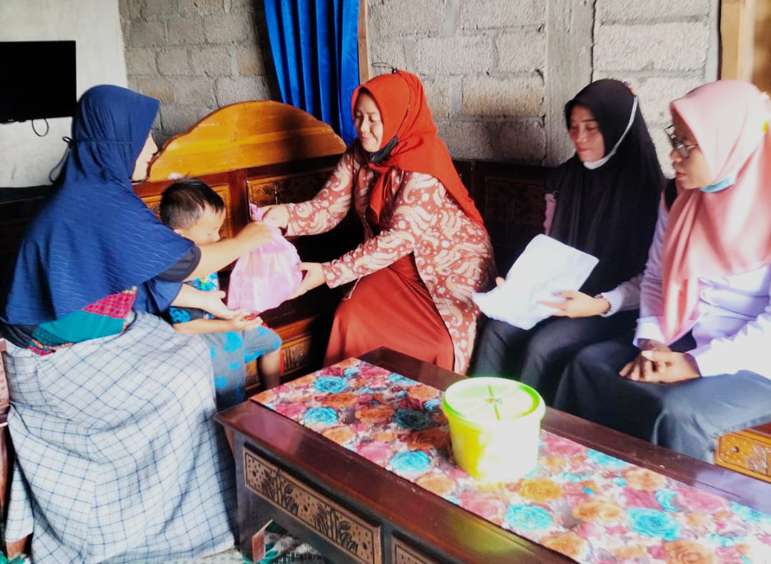 Pemberian Bantuan Susu Dan Biskuit Pada Balita Agar Generasi Sambimulyo Sehat Dan Kuat 