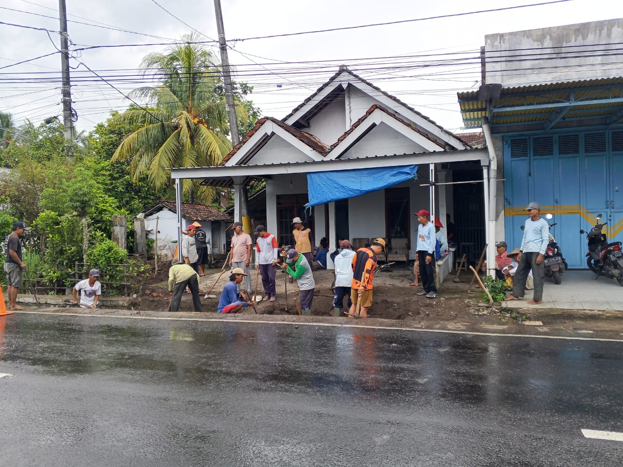 Warga Sambimulyo Gelar Kerja Bakti Pembongkaran Selokan