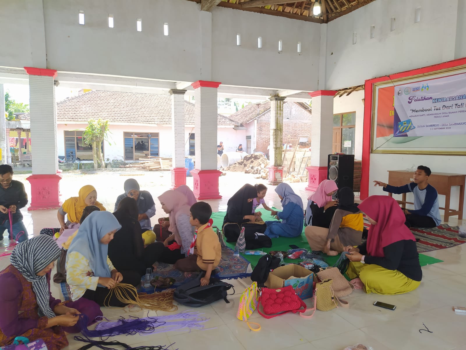 Ibu - Ibu Sambimulyo Pelatihan Kewirausahaan Membuat Tas Dari Tali Kur
