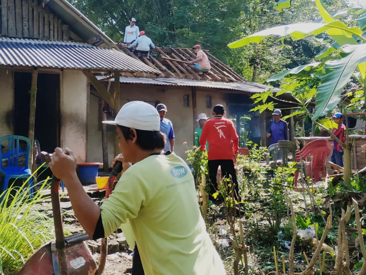 Pemdes Sambimulyo Bersama Warga Lingkungan RW 3 Sambirejo Gotong Royong Merenovasi Rumah Mbah Katipah
