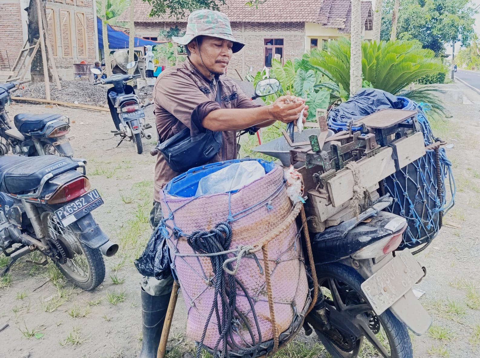 Nasir Iwak Sambimulyo Pedagang Ikan Laut Segar yang Gigih Melayani Warga dengan Kualitas Terbaik