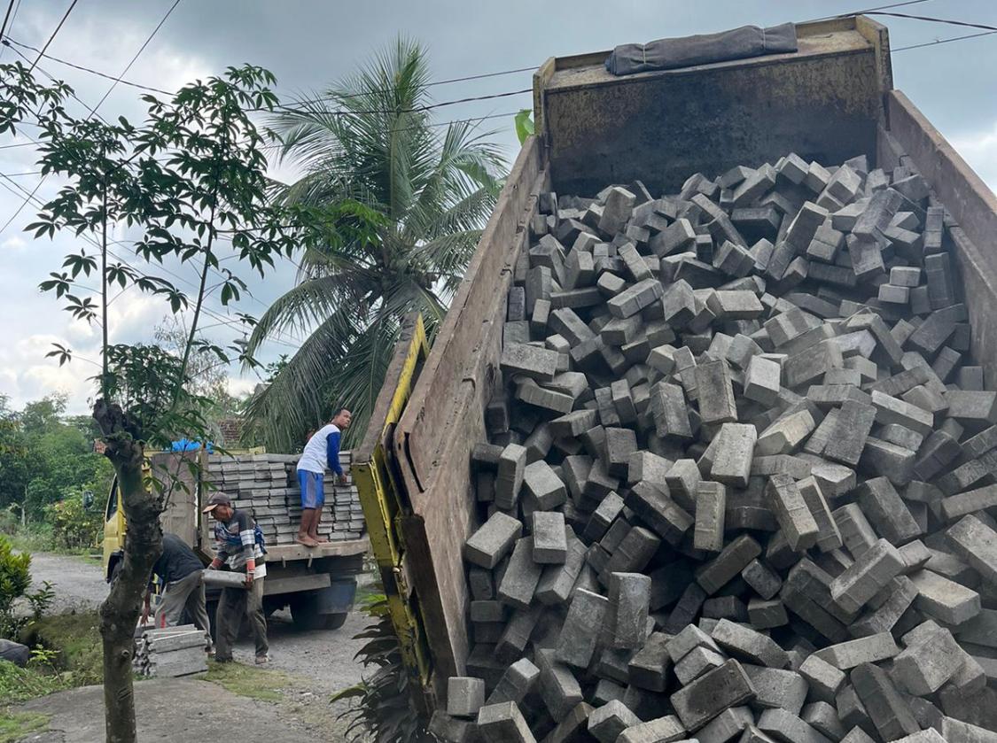 Material Pavingisasi Tiba di Lokasi Dusun Sambirejo Gotong Royong Ke Barat