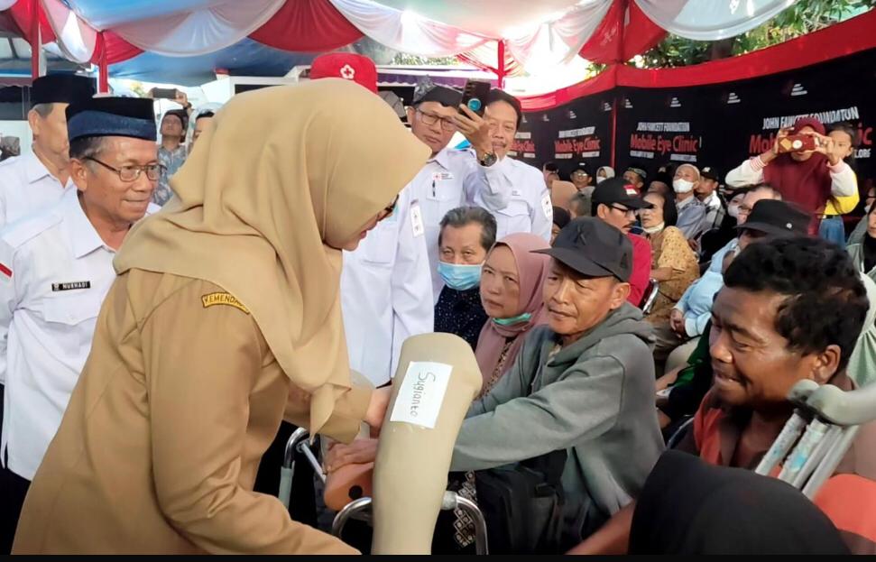 Bupati Banyuwangi Berikan Bakti Sosial Gratis Operasi Katarak dan Penyerahan Kaki Palsu
