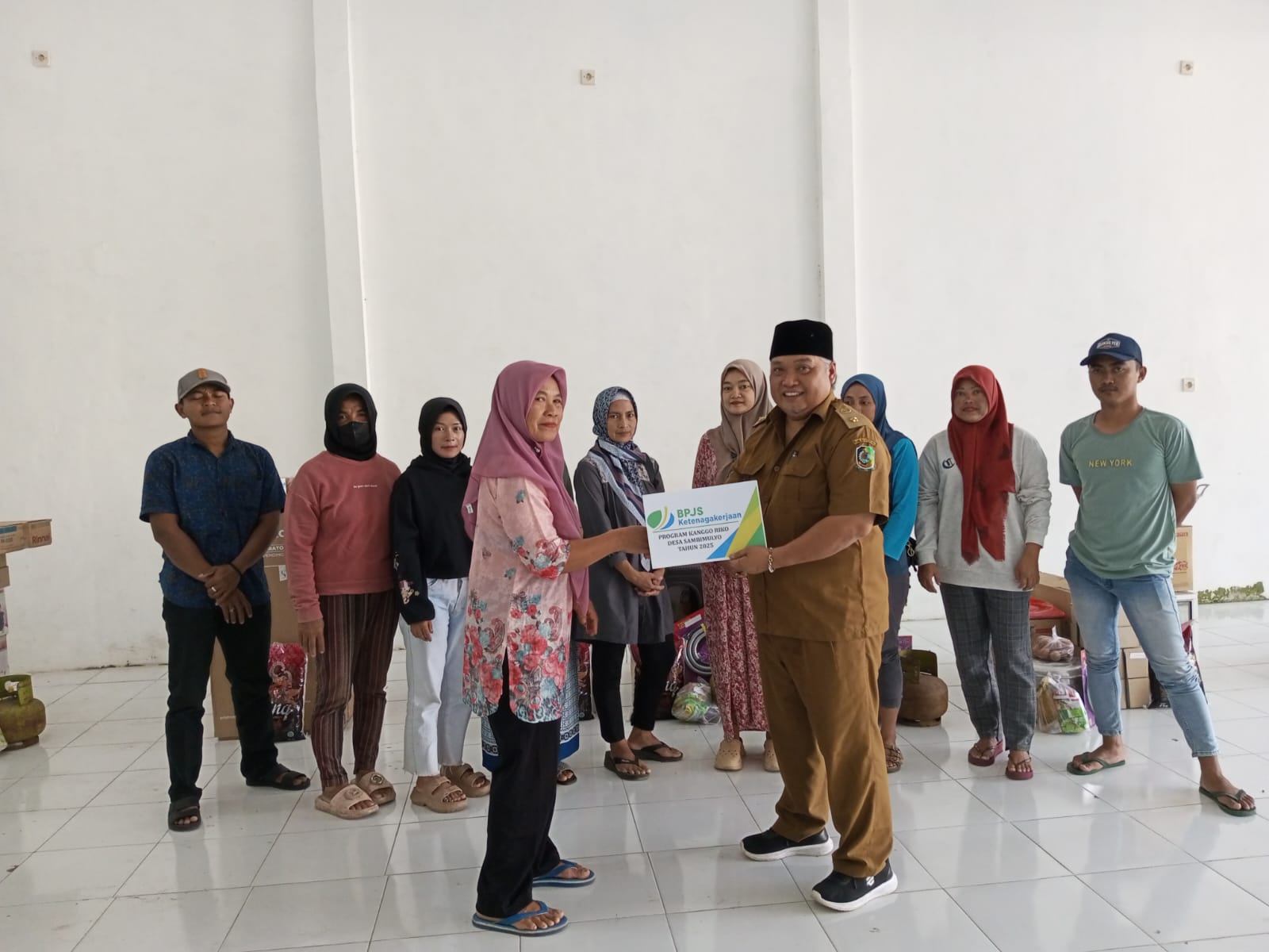 Kepala-Desa-Sambimulyo-Salurkan-Bantuan-Kanggo-Riko-2025,-untuk-Usaha-Kecil-dan-Menengah