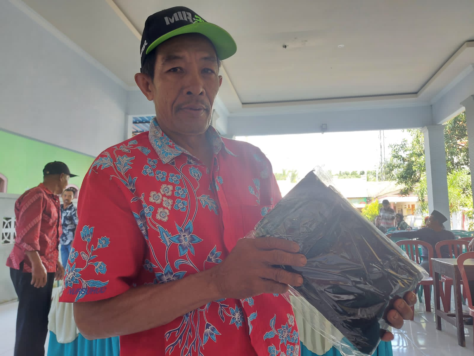 Kades,-Babinsa-Dan-Bhabinkamtibmas-Melakukan-Pembinaan-Serta-Pembagian-Seragam-Kepada-Ketua-Rt-Rw-Sambimulyo