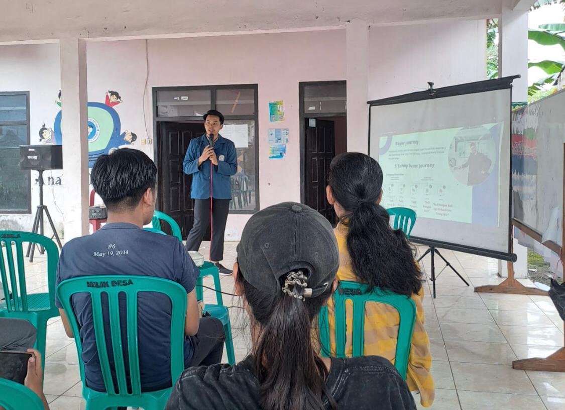 Sosialisasi-Program-UMKM-Naik-Kelas-di-Desa-Sambimulyo:-Mahasiswa-KKN-Unair-Dorong-Pelaku-UMKM-Memanfaatkan-Teknologi-Digital