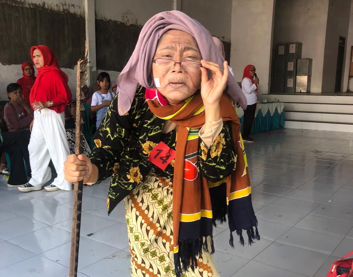 PERINGATI-HUT-RI-ke-79,-PKK-Desa-Sambimulyo-menggelar-lomba-Fashion-Jadul