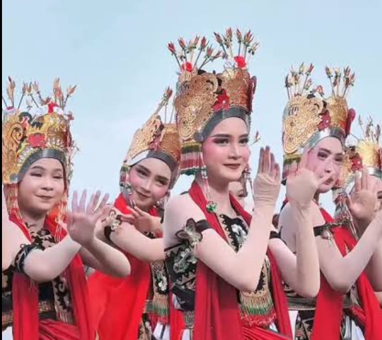 Bupati-Ipuk-Festiandani-Mengucapkan-Terima-Kasih-kepada-Penari-Gandrung-Banyuwangi