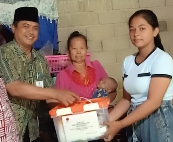 Camat Bangorejo Serahkan Bantuan Perawatan Balita Dan Ibu Hamil Di Desa Sambimulyo