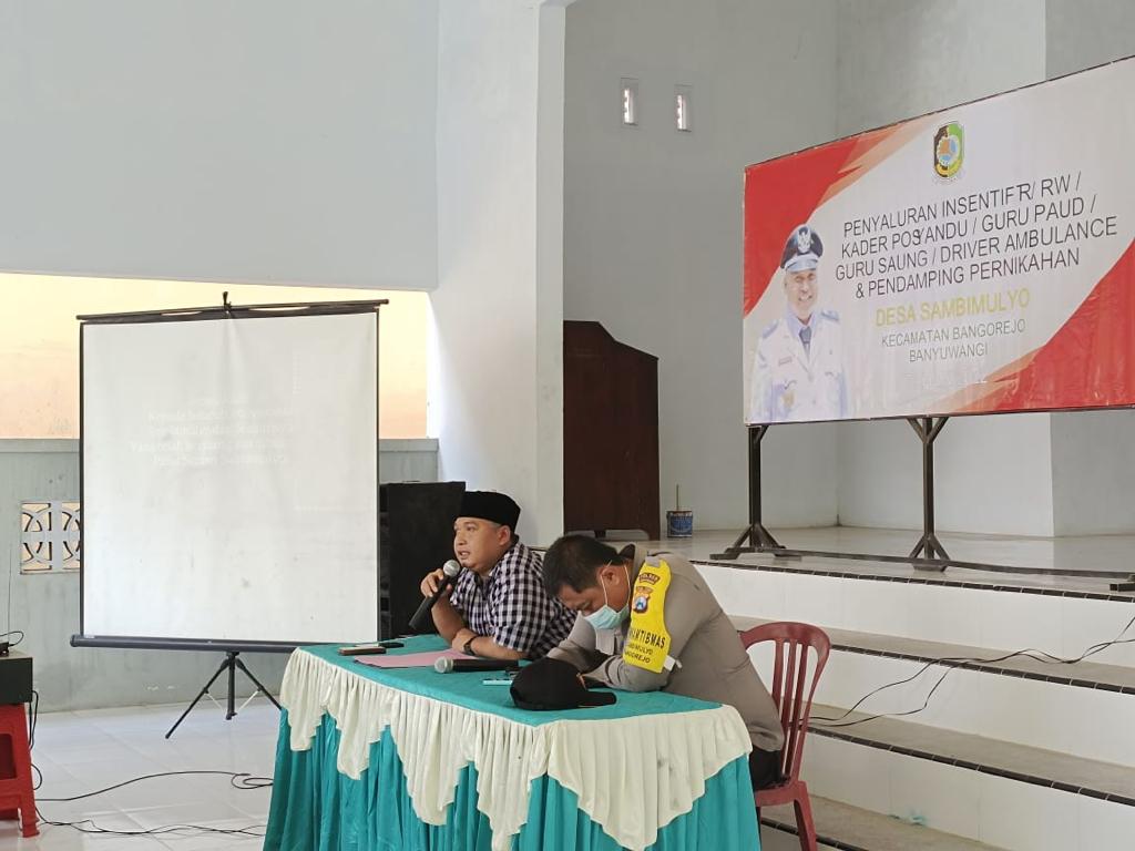 Mahasiswa-Magang-Saksikan-Penyaluran-Insentif-dan-THR-Ketua-RT-RW-Desa-Sambimulyo