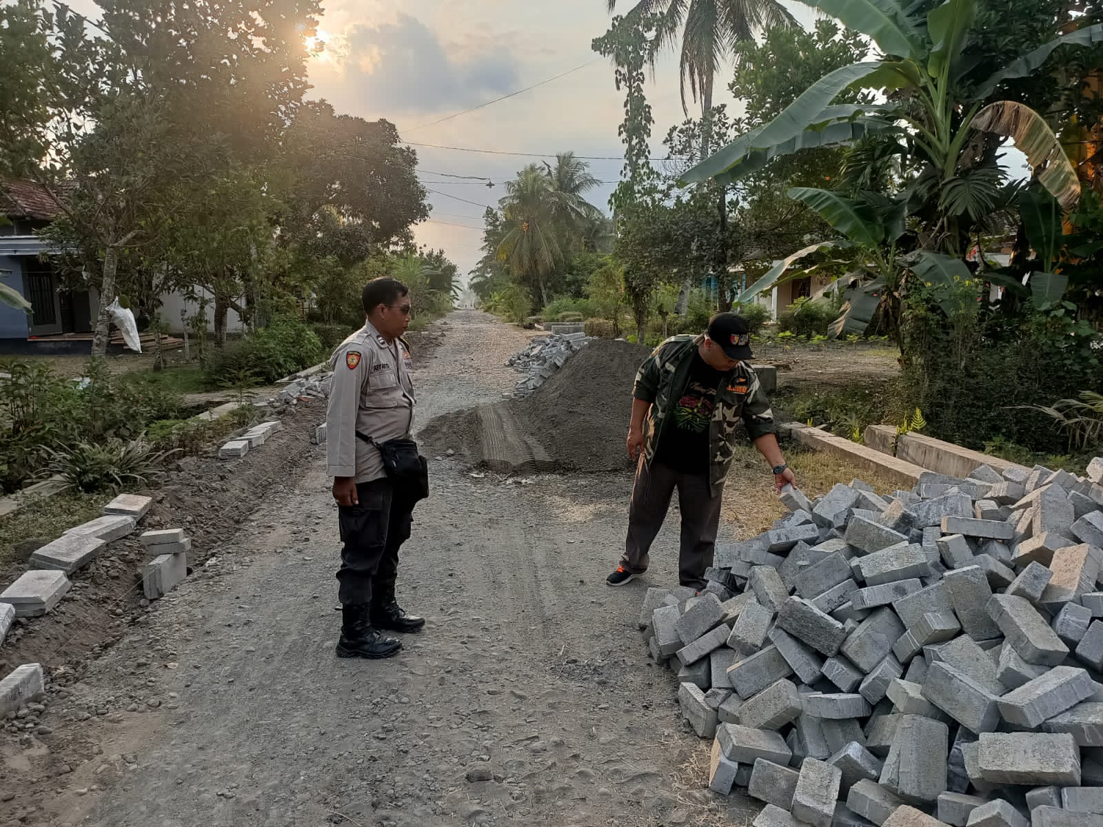 Lanjutan-Pavingisasi-Jalan-Brak-Ketimur-Selesai-Di-Kerjakan