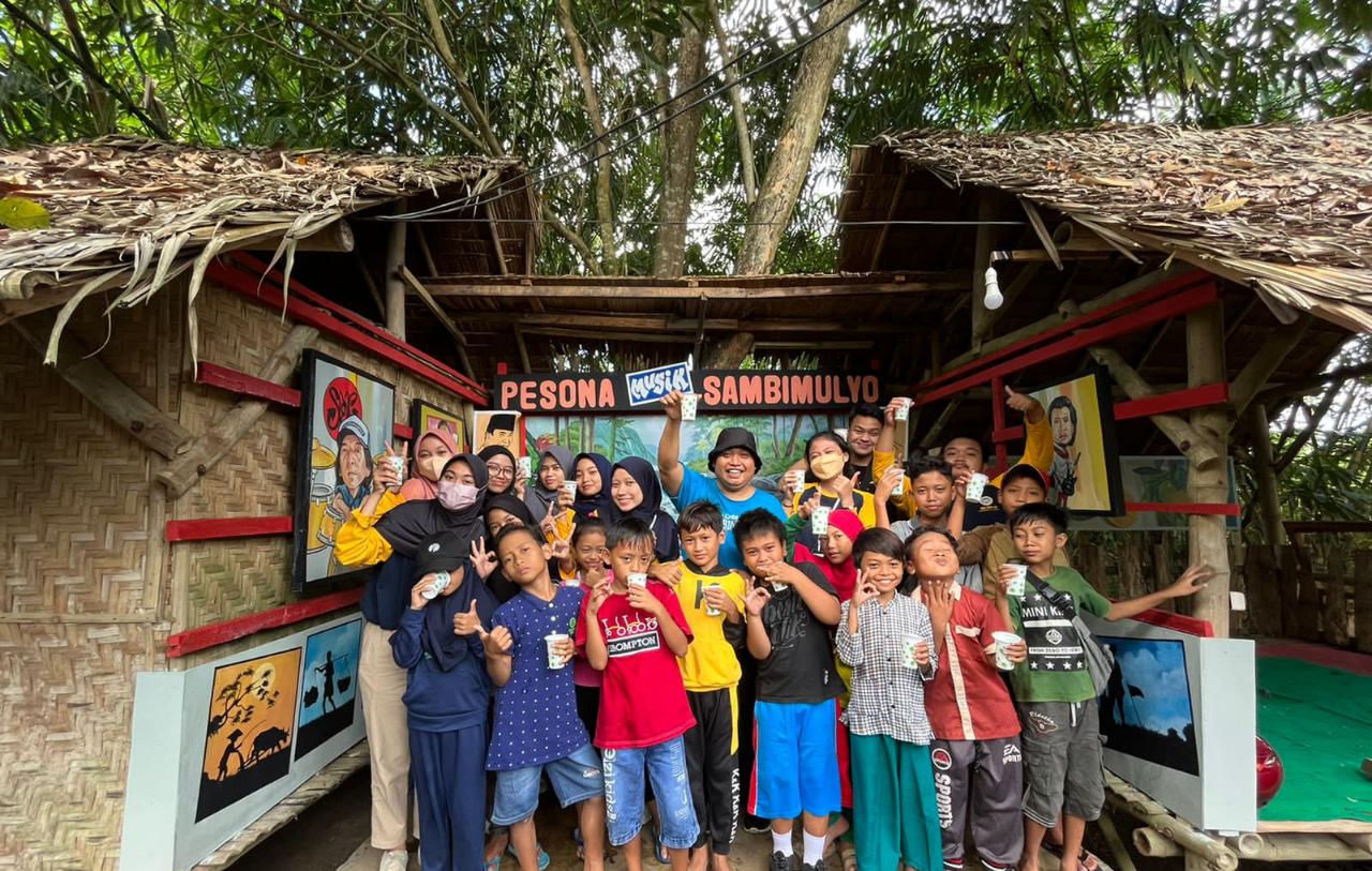 Karang-Taruna-Dan-Mahasiswa-KKN-Ajak-Anak---Anak-Minum-Sari-Jeruk-Dan-Bersepeda-Keliling-Desa