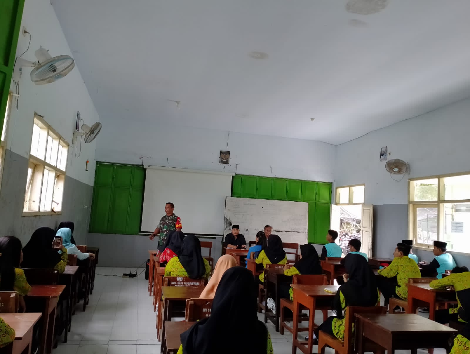 Pak-Babin-Isi-Materi-Kedisiplinan-Dan-Bela-Negara-Di-SMK-Nusantara-Sambimulyo