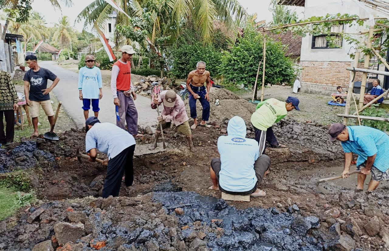 Giat-Kerja-Bakti-Bongkar-Deker-Di-Rt-4-Rw-4-Sambirejo-Dan-Rt-1-Rw-3-Kedungrejo---Sambimulyo