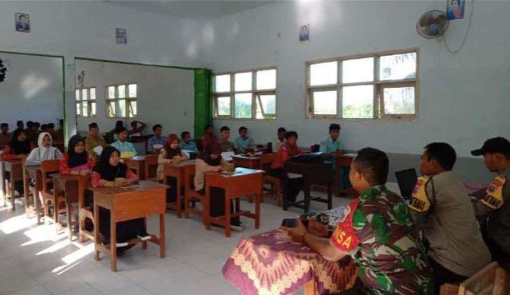 Pak-Bhabinkamtibmas-dan-Babinsa-Sambimulyo-Sosialisasi-Anti-Narkoba-Dan-Baris-Berbaris