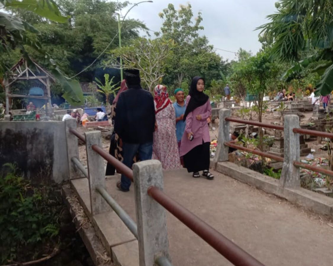 Tradisi-Nyekar-Makam-Menjelang-Ramadan-Ramai-di-3-TPU-Sambimulyo