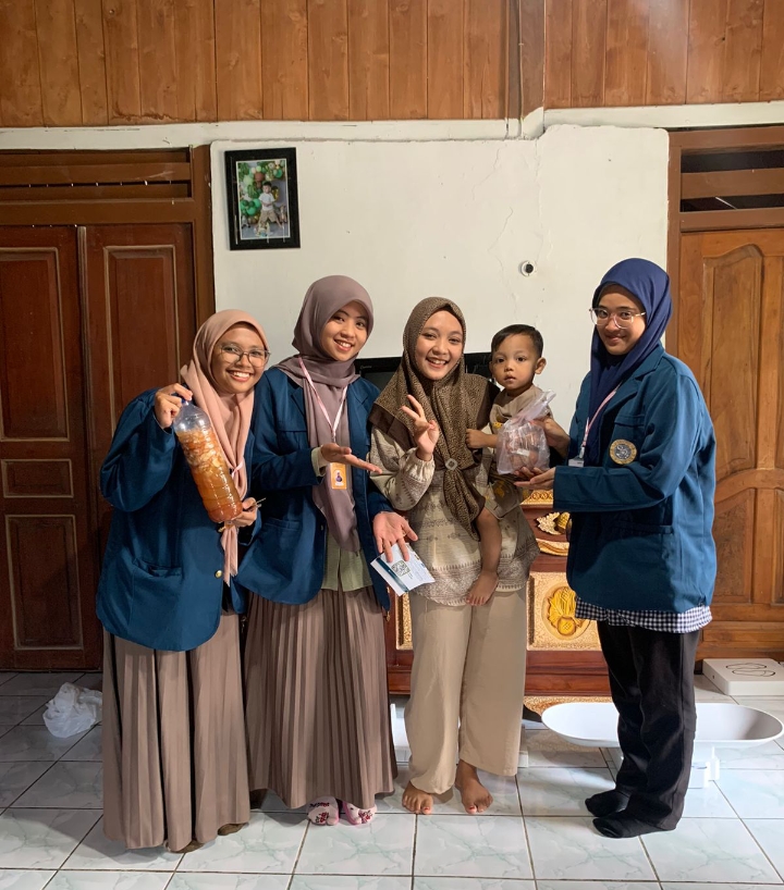 Mahasiswa-KKN-Universitas-Airlangga-Menggelar-Kegiatan-Ecoezyme-di-Desa-Sambimulyo