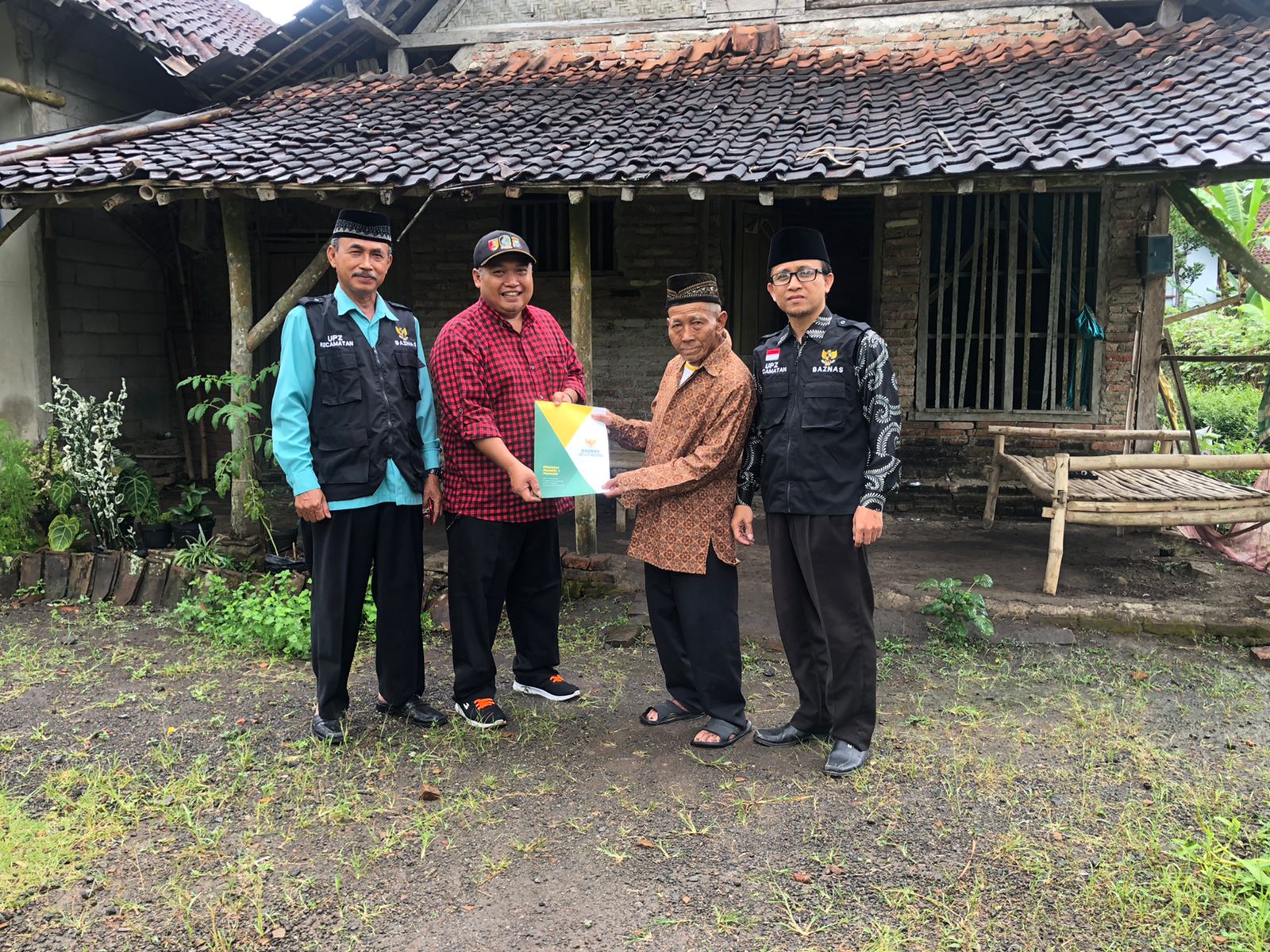 Baznas-UPZ-Bangorejo-Salurkan-Bantuan-Renovasi-Rumah