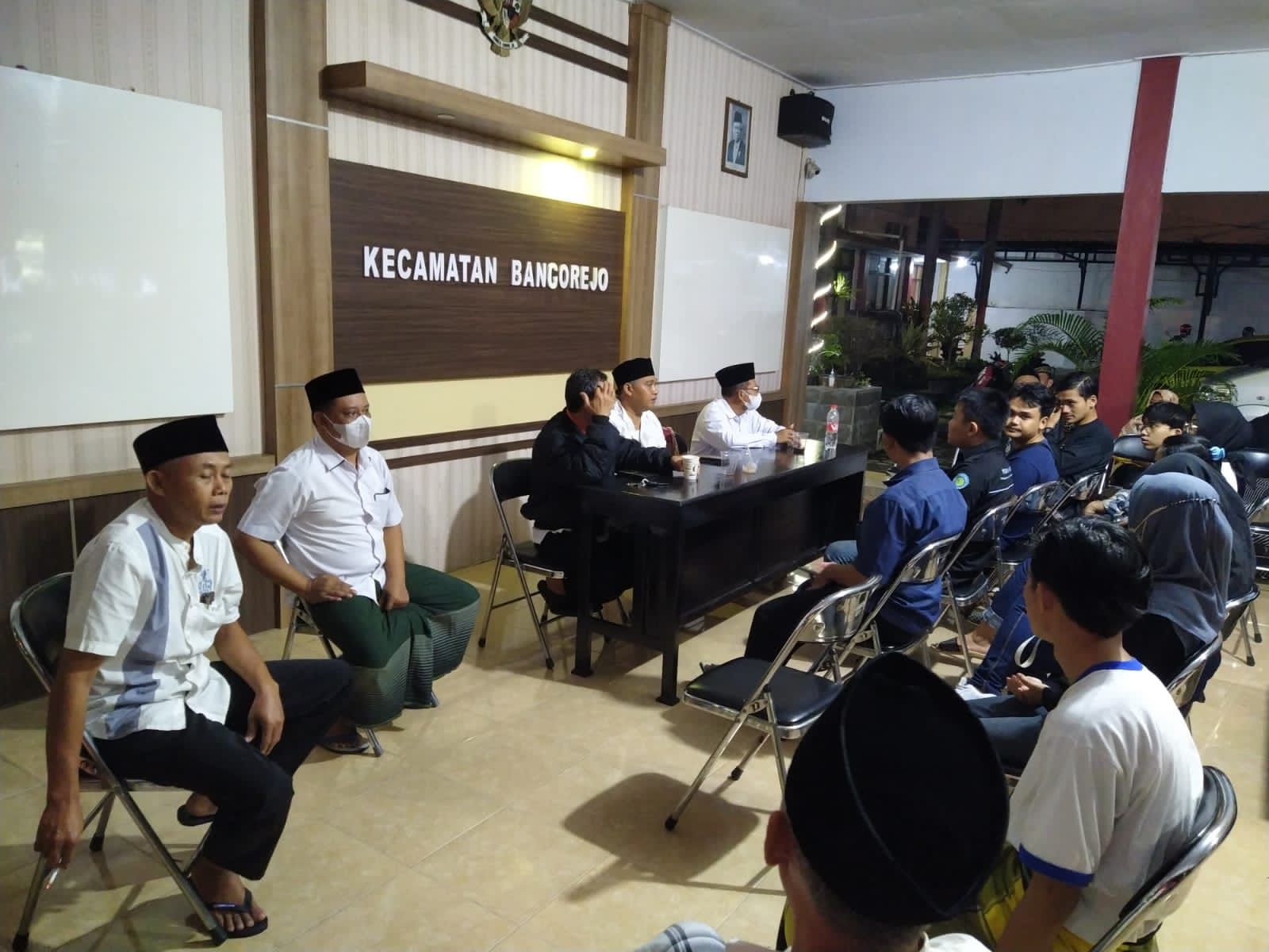 Diundang-Camat-Bangorejo-Mahasiswa-Magang-Merdeka-Diajak-Diskusi-Dan-Buka-Bersama