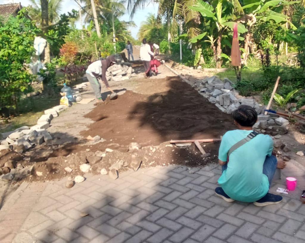 Kelanjutan-Pemasangan-Dua-TItik-Pavingisasi-Jalan-Desa-Sambimulyo