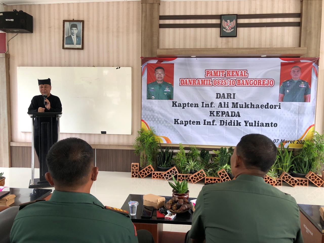 Pamit-Kenal-Daramil-0825-10-Bangorejo,-dari-Kapten-Ali-Mukhaedori-ke-Kapten-Didik-Yulianto