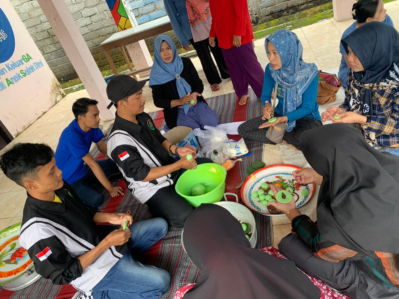 Mahasiswa-KKN-Ibrahimy-Bagi---Bagi-Pengalaman-Dengan-Kader-Taman-Posyandu-Sambimulyo-Membuat-Kue-Bakpao