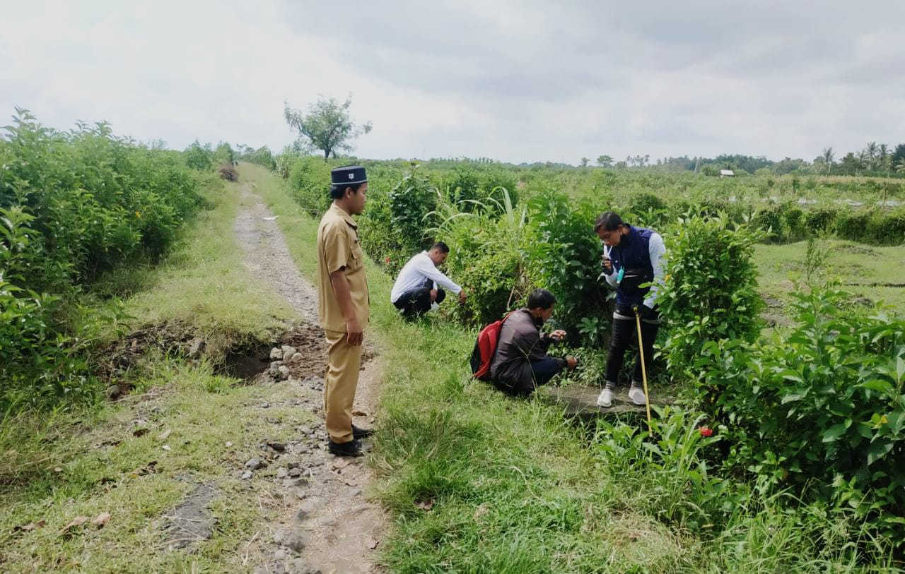 Kadus-Sambirejo-Desa-Sambimulyo-bersama-Petugas-Dinas-Pengairan-Monev-Lokasi-usulan