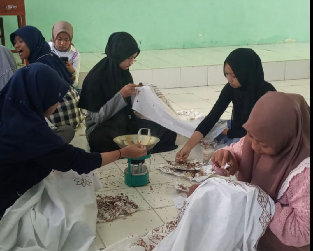 MTsN-2-Banyuwangi-membatik-dihari-Batik-Nasional