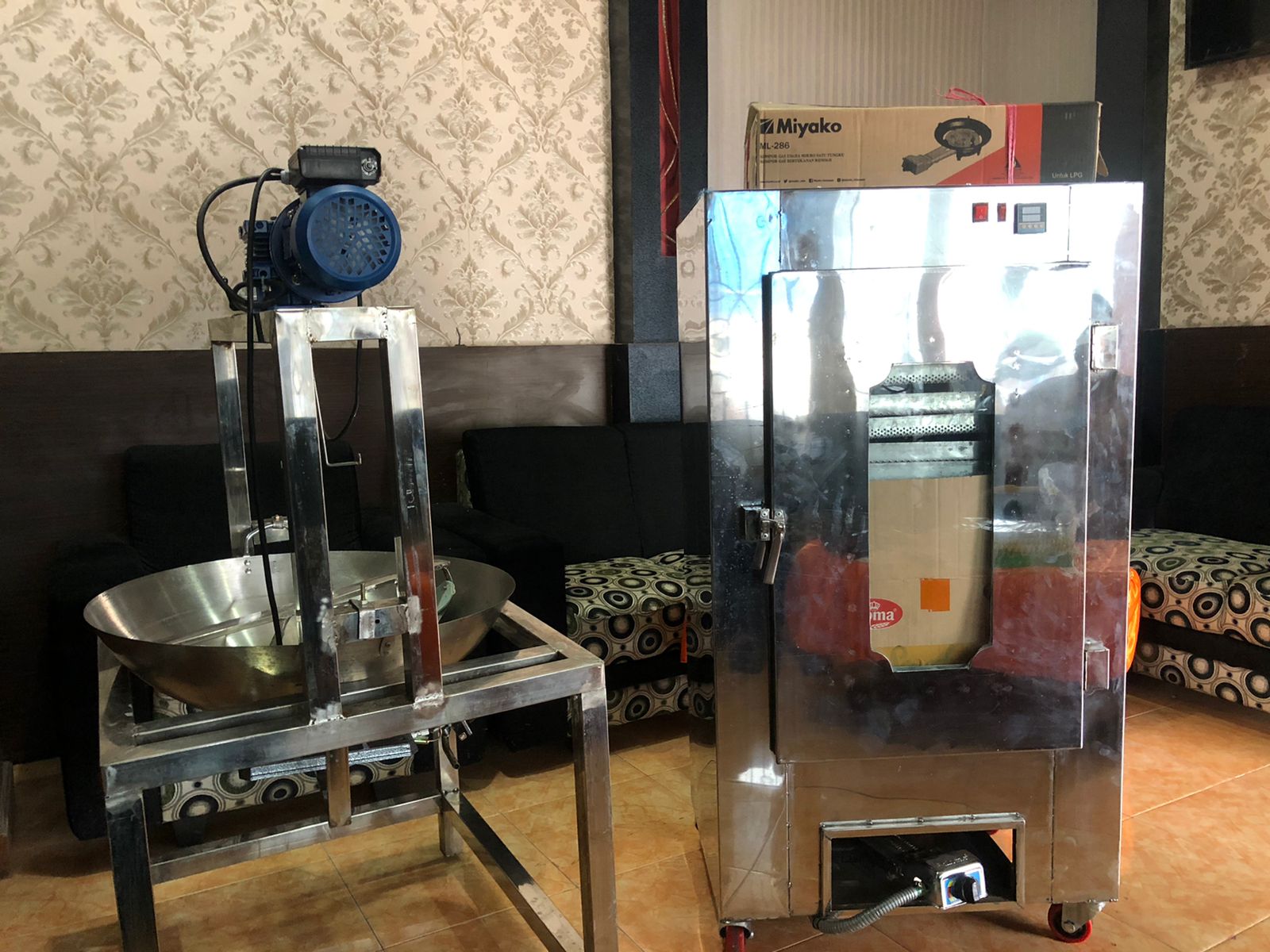 Mesin-Olahan-Buah-Naga-Dan-Jeruk-Tiba-Di-Kantor-Desa,-PKK-Sambimulyo-Segera-Bergerak