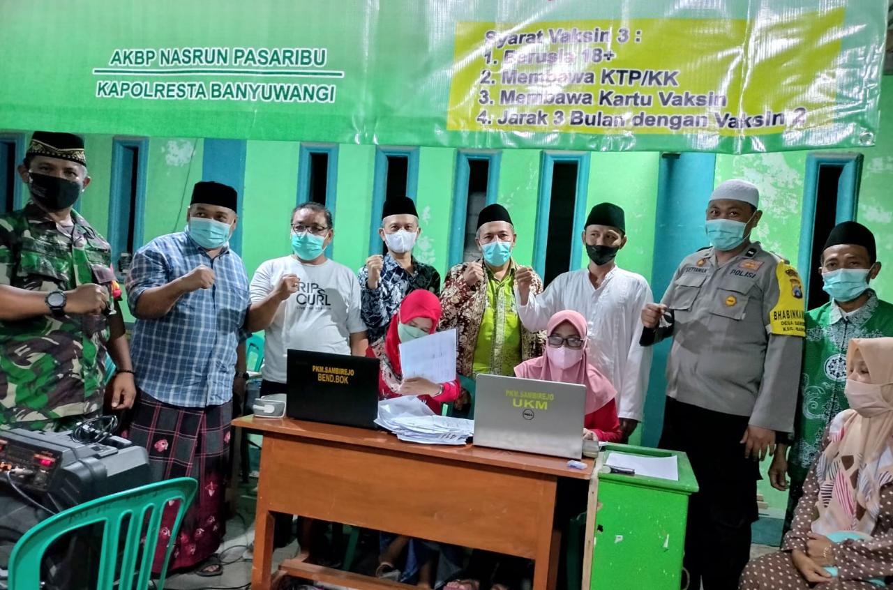 Vaksin-Boster-di-Masjid-Baitul-Muttaqin-Membludak,-Mahasiswa-magang-bantu-registrasi-