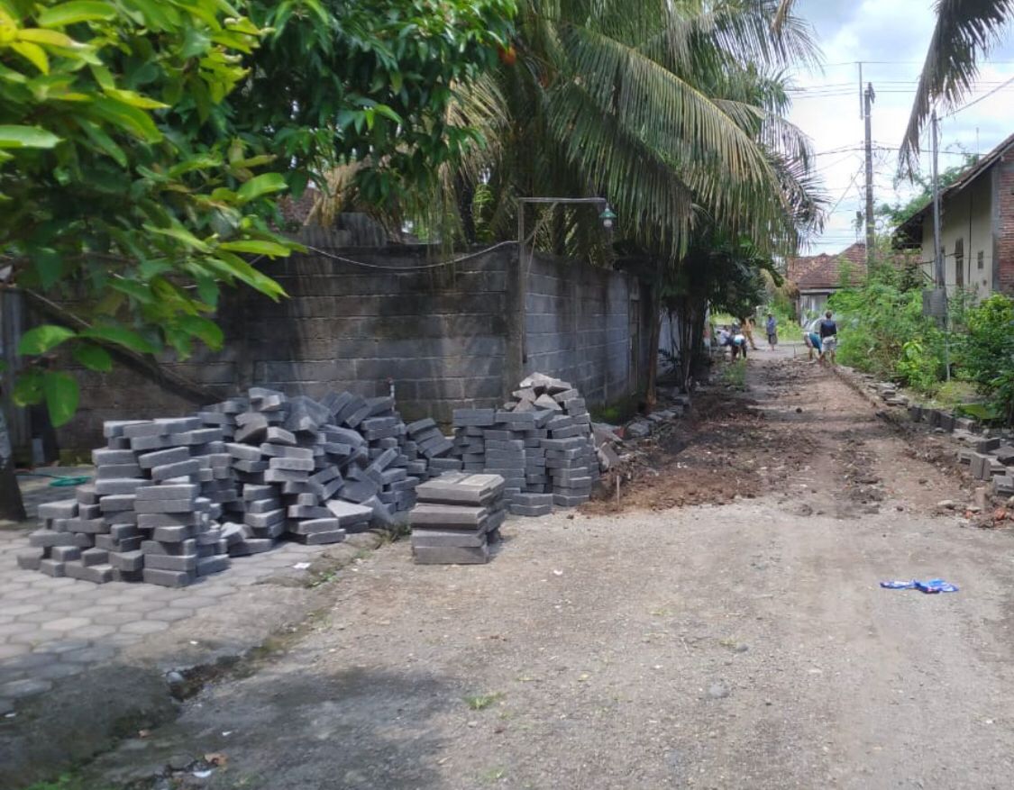 Paving-Jalan-Pak-Karno-Datang,-Paving-Jalan-Batas-Di-Kerjakan
