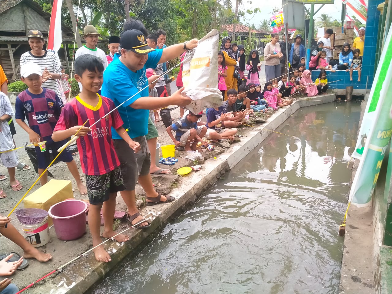 Kades-Sambimulyo,-Lepaskan-Lele-Lomba-Macing-Semarakkan-Kemerdekaan-Ke---77-Di-Masjid-Miftahu-Fallah