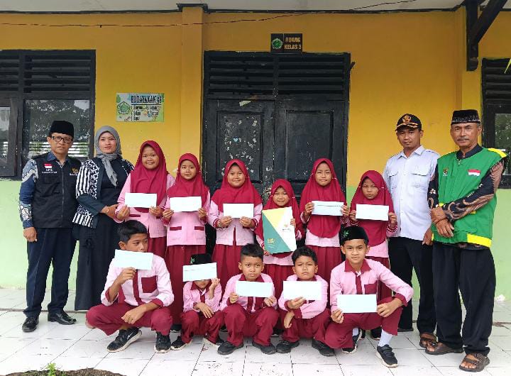 Baznas-Banyuwangi-Salurkan-Bantuan-kepada-11-Siswa-MI-Al-Ihlas-Sambimulyo