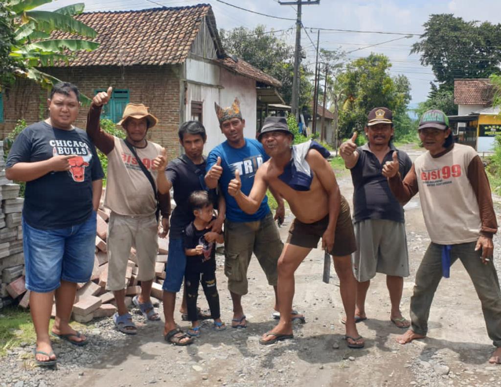 Warga-Batas-Sambimulyo---Seneporejo-Sambut-Suka-Cita-Datangnya-Material-Paving
