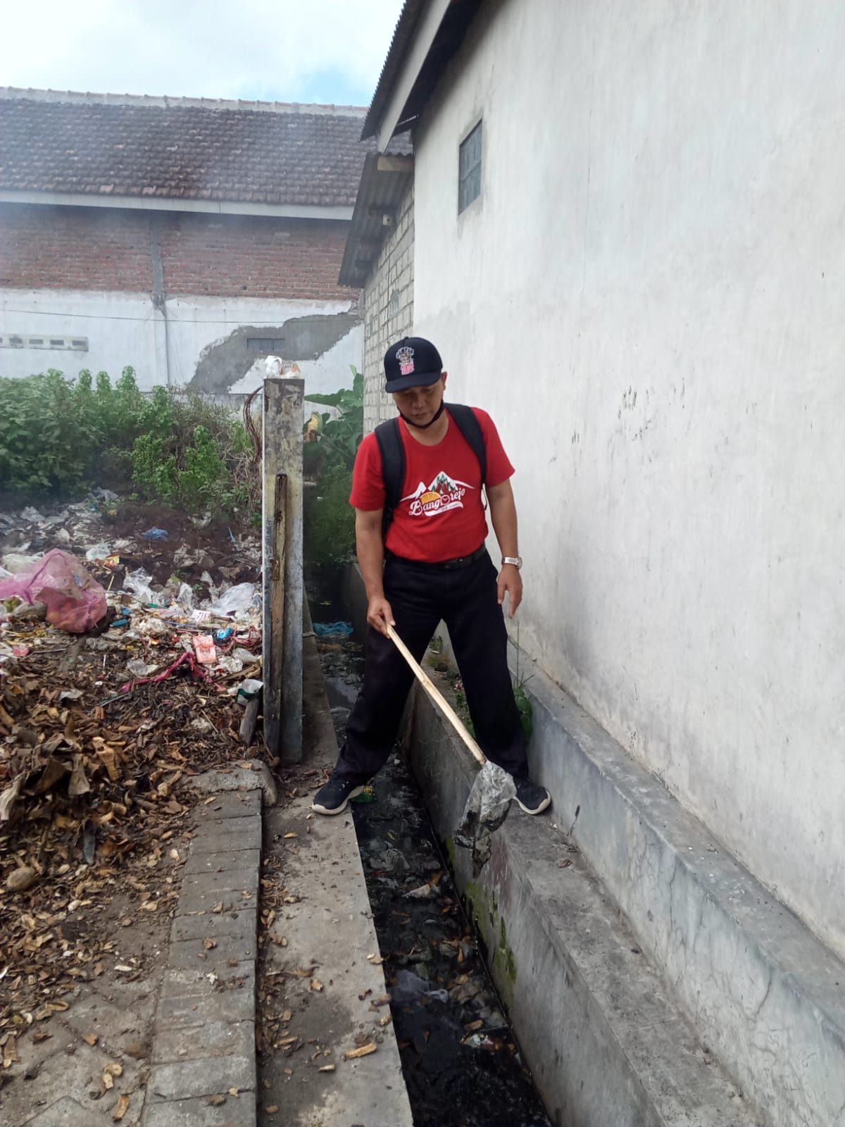 Persiapan-Peringati-Hari-Kesehatan-Lingkungan-Dunia,-Kecamatan-Bangorejo-Pungut-Sampah-Jalan-dan-Sungai