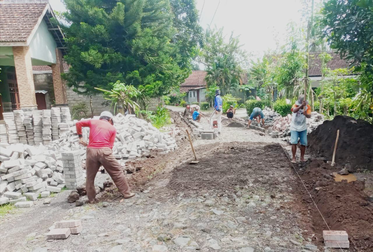 Pemasangan-Paving-Kedungrejo-Lincip-Sambimulyo-Sudah-Mulai-Di-Kerjakan