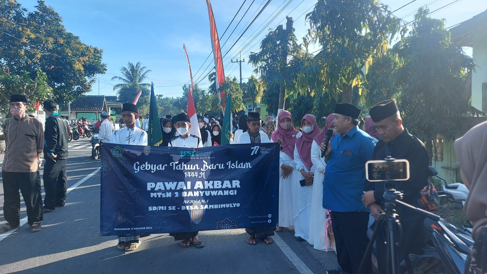 Kades Sambimulyo Berangkatkan Pawai Akbar Gebyar Tahun Baru Islam Tahun 1444H MTs Negeri 2 Banyuwangi 