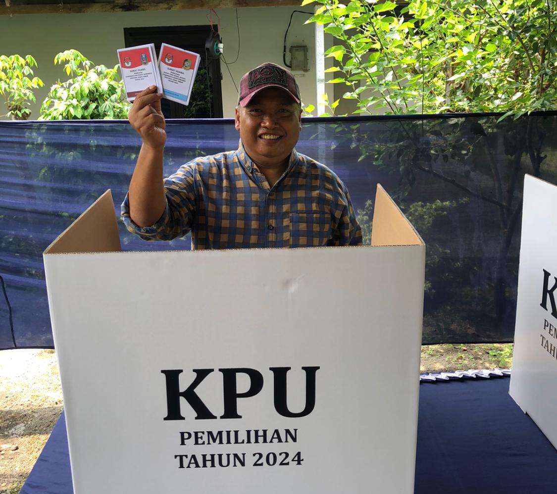 Kepala-Desa-Sambimulyo--Nyoblos-di-TPS-12,-Ajak-Warga-Jangan-Golput-dan-Utamakan-Kerukunan