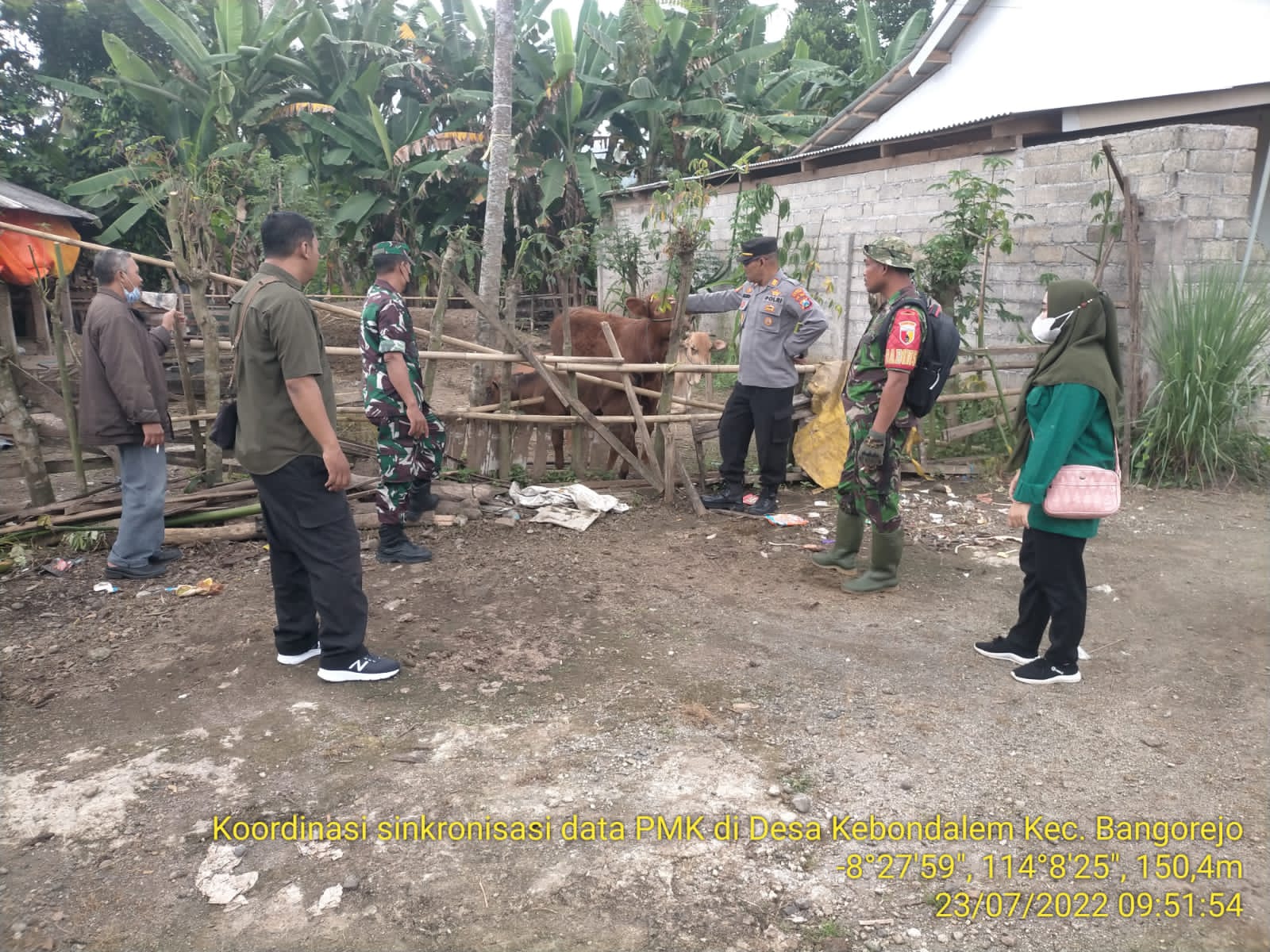 Jajaran-Forpimka-Bangorejo-Turun-Gunung-Antisipasi-Penyakit-Mulut-dan-Kuku-Pada-Ternak