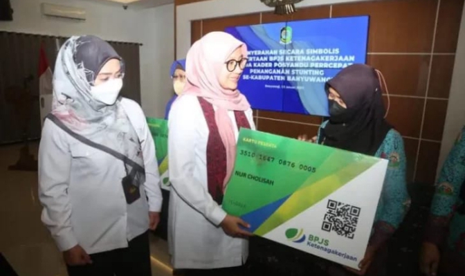 Kader-Posyandu-Banyuwangi-Terima-BPJS-Ketenagakerjaan