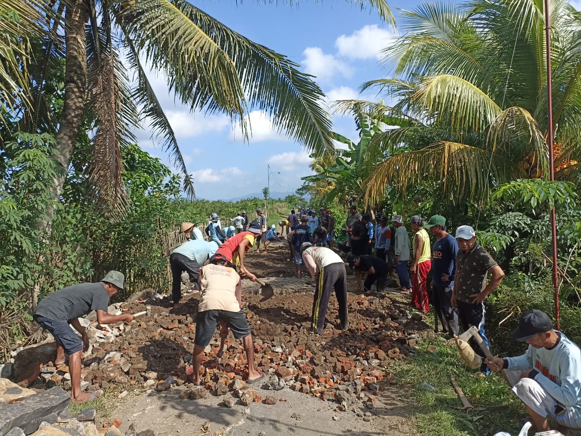 Warga-RW-6-Kedungrejo-Kerja-Bakti-Bangun-Jembatan