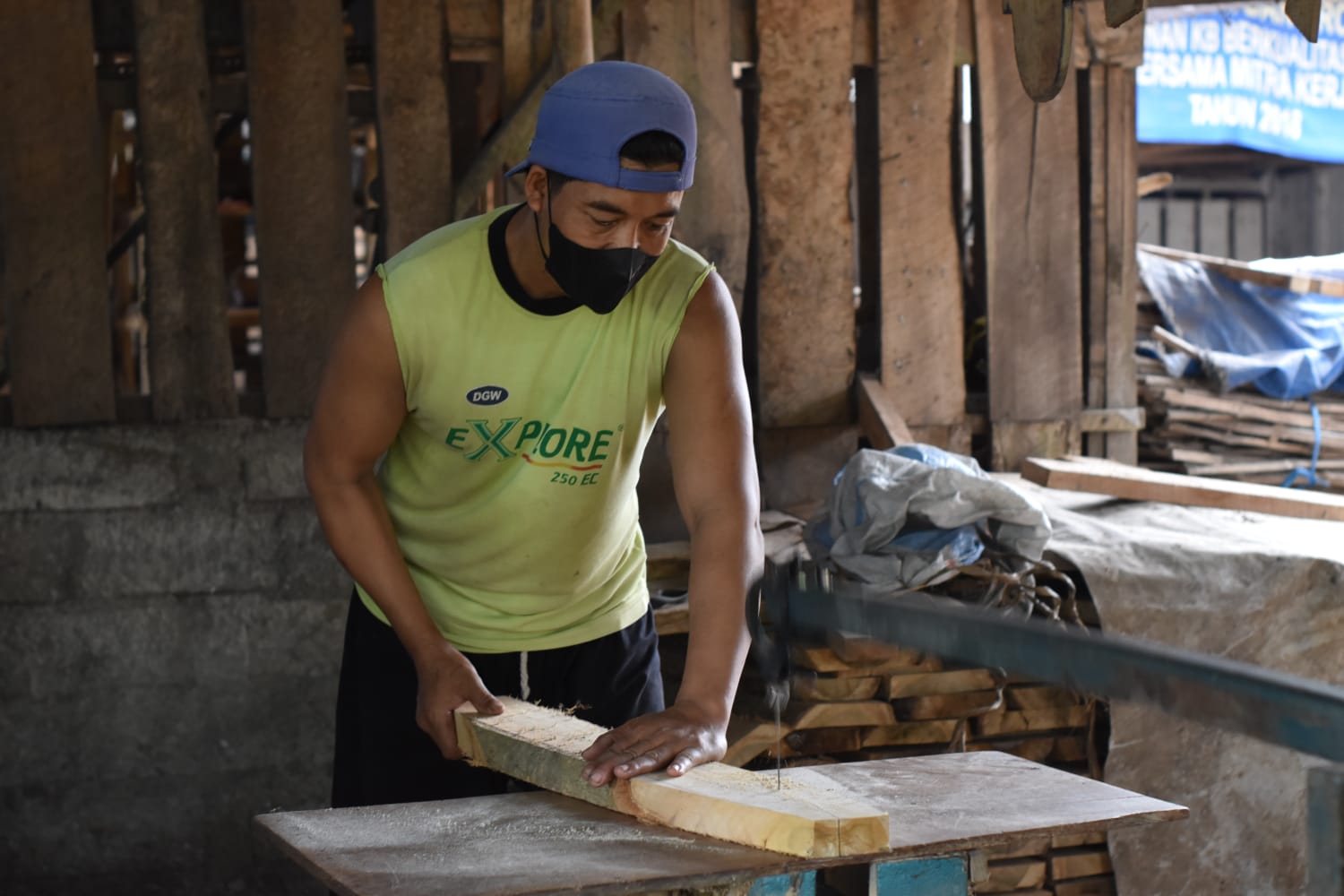 Mahasiswa-Magang-Merdeka-Membantu-Branding-Produk-Cangkul-dan-Sekop-Unggulan-di-Desa-Sambimulyo