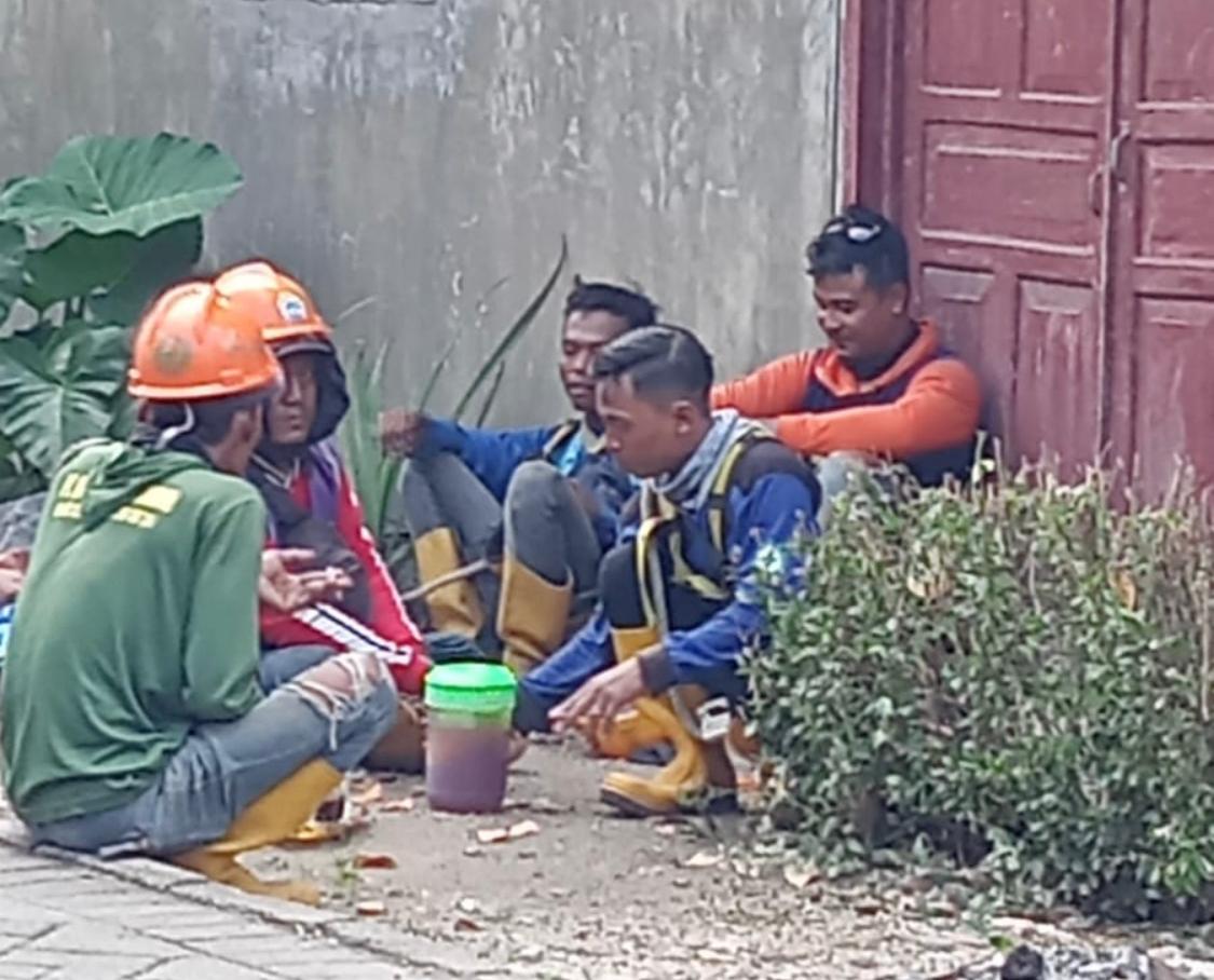 PLN-ULP-Jajag-Perbaiki-Jaringan-Listrik-di-Kedungrejo-Lincip---Sambimulyo