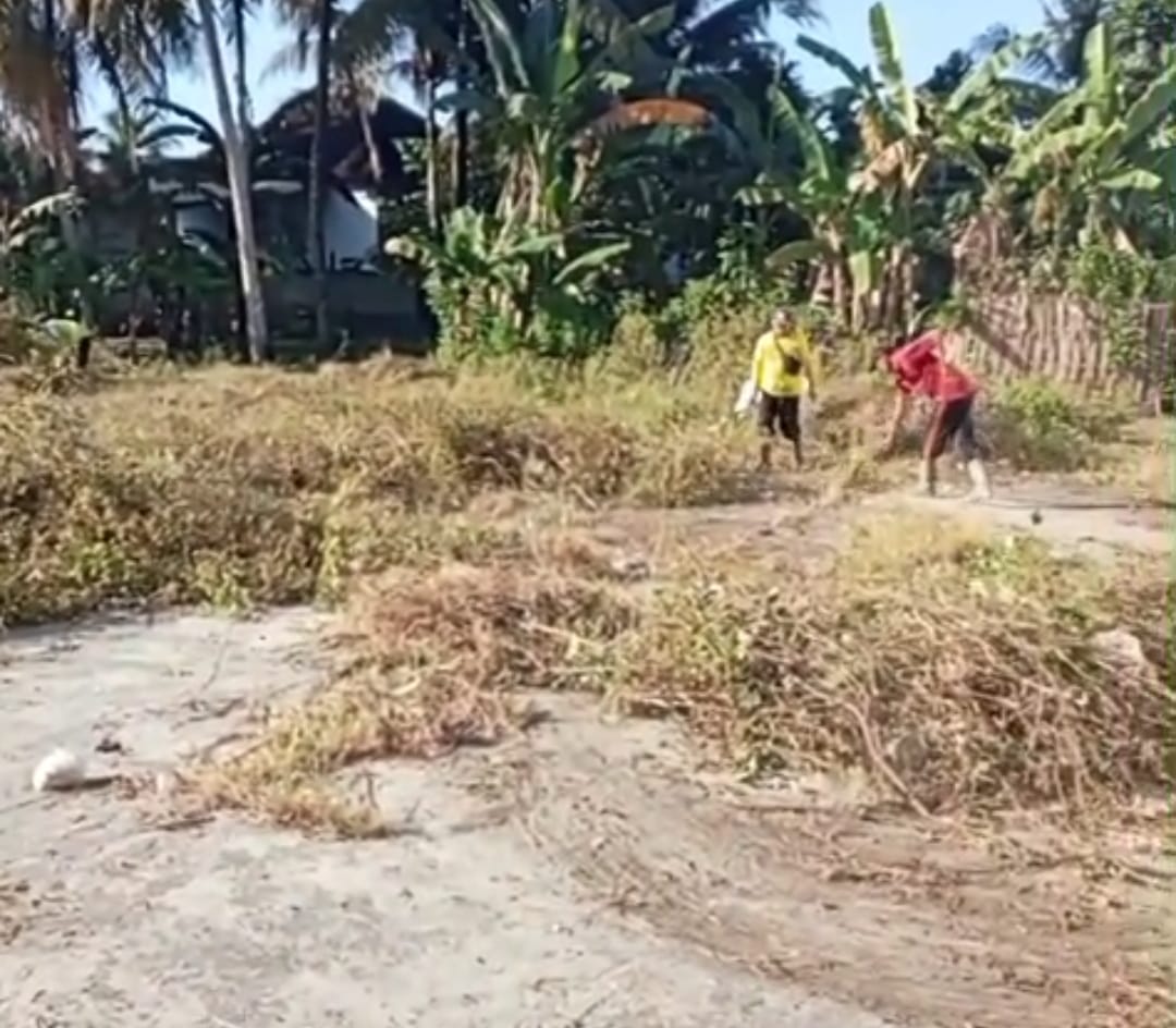Kerja-Bakti-Jelang-Upacara-17-Agustus,-Warga-Sambimulyo-Siapkan-Lapangan-semaksimal-mungkin