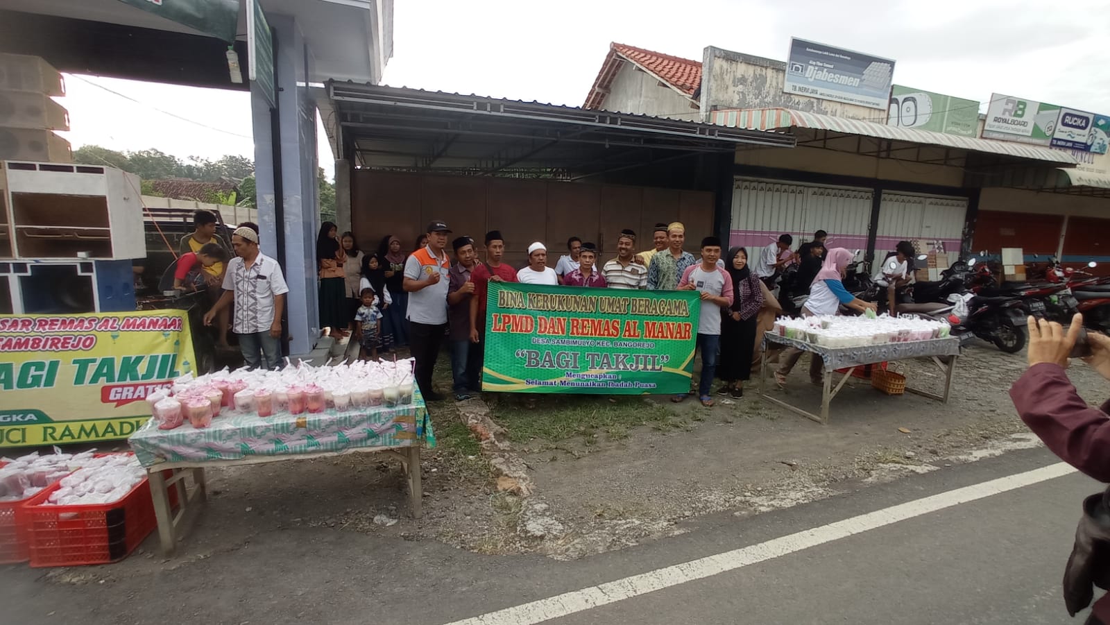 Remas-Al-Manar-Dan-LPMD-Sambimulyo-Berbagi-1000-takjil