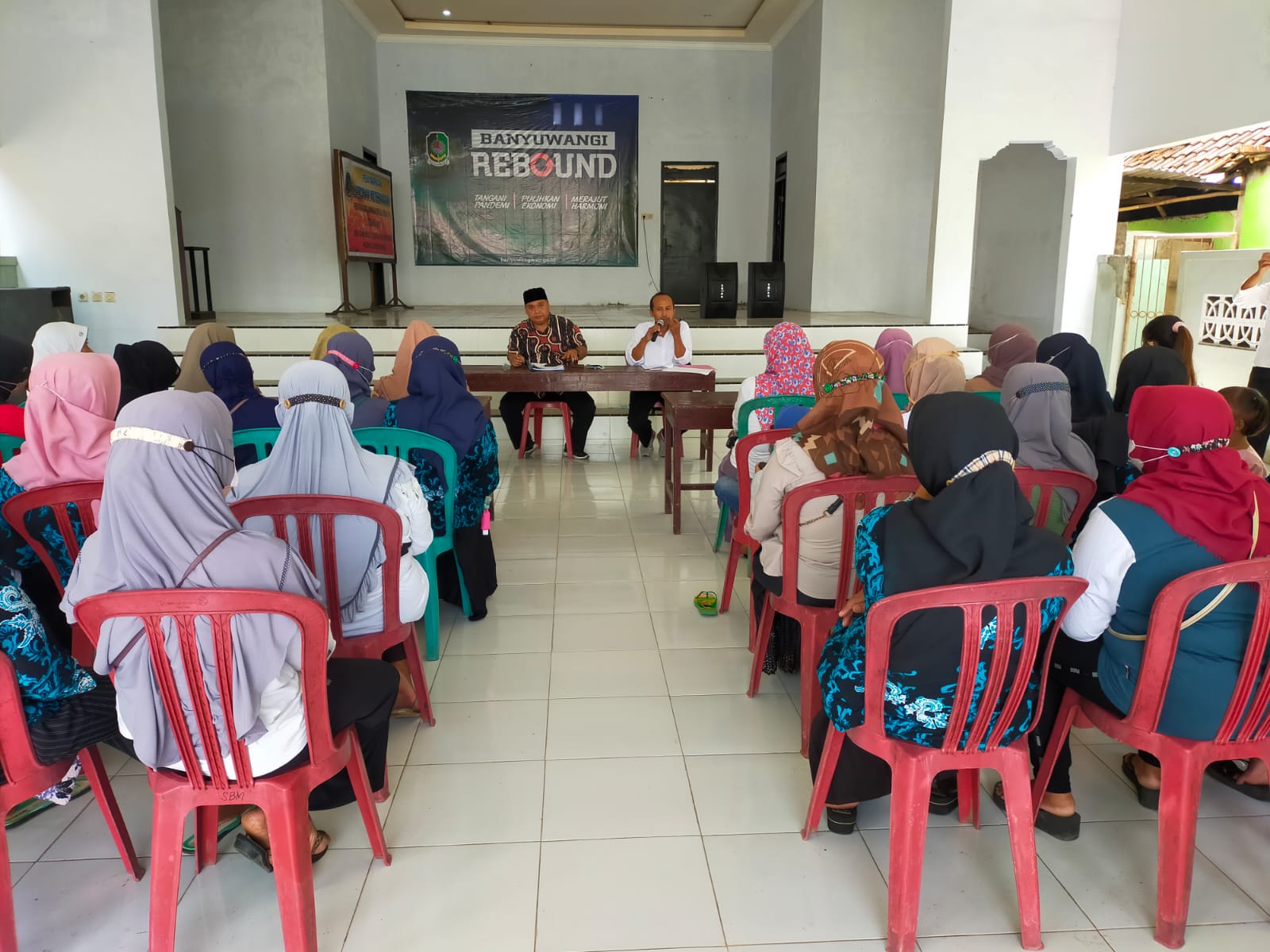 Kades-Sambimulyo-Pertegas-Amankan-Balita-Kita-Dari-Stunting-Dalam-Pembagian-Insentif-Kader-Posyandu