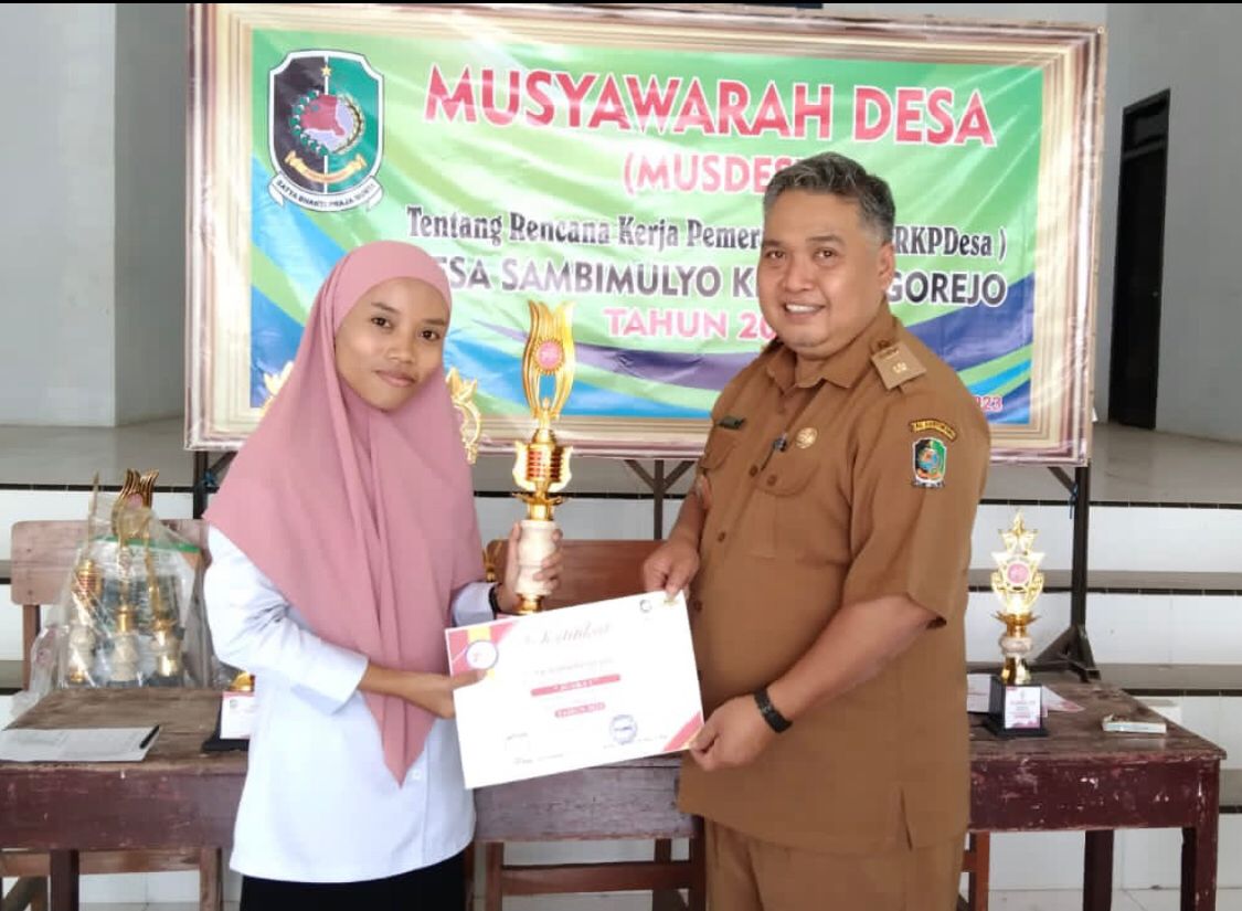 Penyerahan-Piala-Kepada-Sang-Juara-Agustusan-Tahun-2023-Desa-Sambimulyo